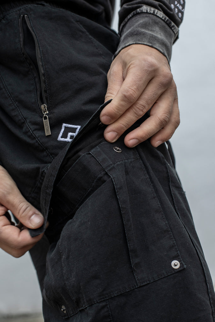 ESSENTIAL - CARGO PANTS - BLACK