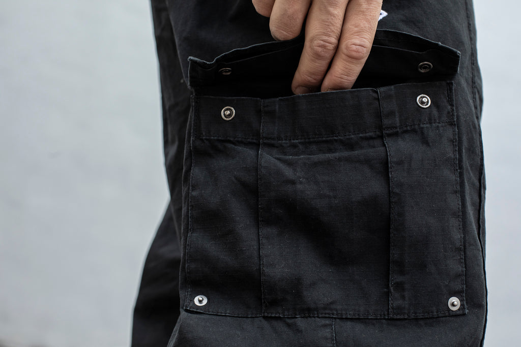 ESSENTIAL - CARGO PANTS - BLACK